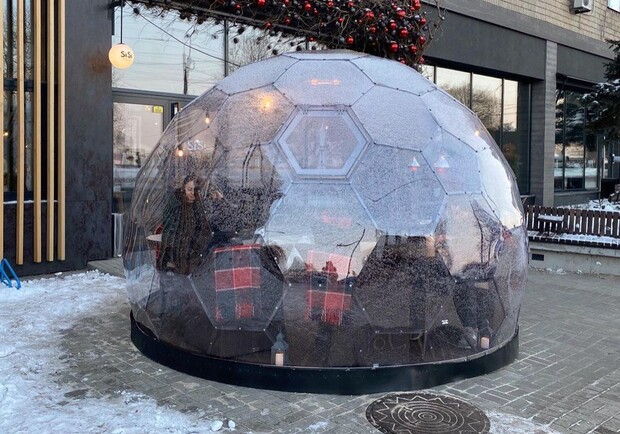 На Сичеславской Набережной установили зимний купол - фото: sisi.italian