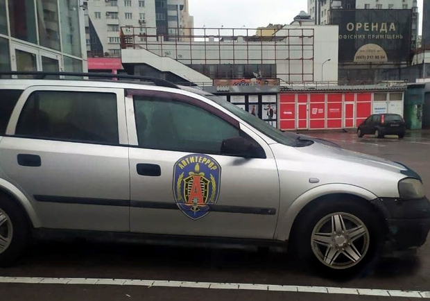 В Киеве заметили автомобиль с эмблемой спецподразделения ФСБ России - фото: obozrevatel