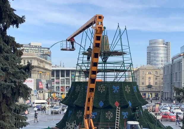 В Днепре демонтируют елку / фото: Днепровская панорама