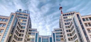 Красное дерево, зеркала, лифтер: в 