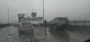 Объезжайте: на Старом мосту трамвай слетел с рельсов и заблокировал проезд