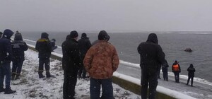 Унесло на льдине: в Кременчугском водохранилище спасали рыбака
