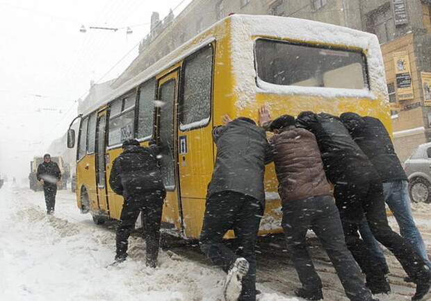 На Фрунзенском пассажиры толкали маршрутку, чтобы завести ее - фото: golos.ua