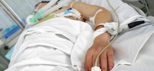 Не может глотать: в Днепре медики спасают подростка, который выпил средство для очистки труб