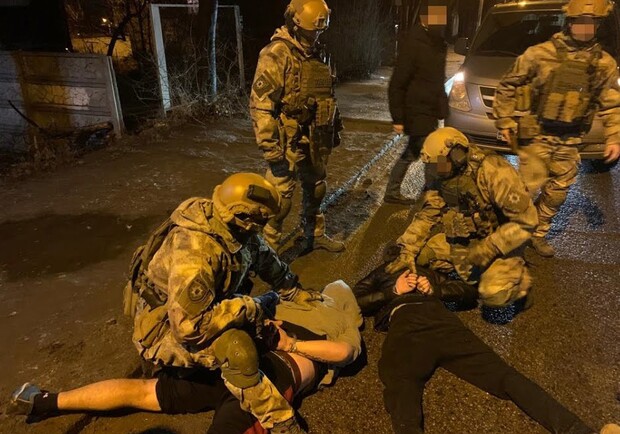 В Днепре со спецназом задержали четверых мужчин - фото: ГУ НП