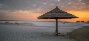 Завораживает: Азовское море затянуло льдом (видео)