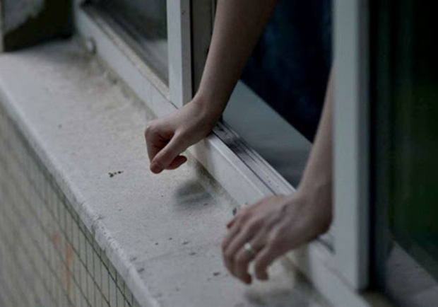 На Тополе девушка упала с балкона на мужчину, который выходил из подъезда - фото: zhzh.info