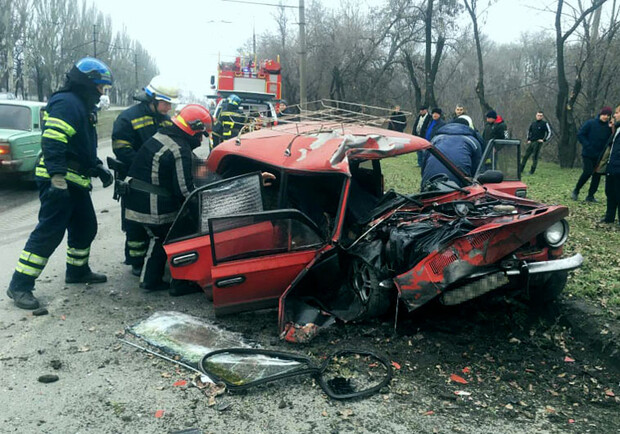 Девочка вылетела из машины через лобовое стекло - фото: пресс-служба ГСЧС Днепропетровской области