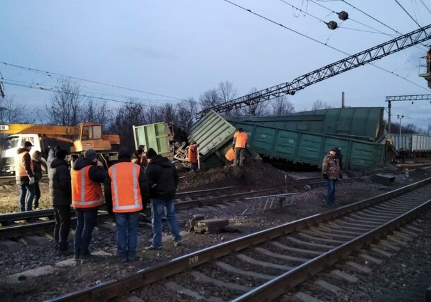 На Днепропетровщине поезд сошел с рельсов: "Укрзализныця"  установила причину аварии. Фото: ГСЧС