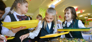 Долой наличку: ученики гимназии на Троещине будут платить за обед картой