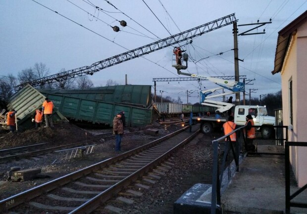 Из-за слетевших вагонов на ж/д под Днепром: поезда могут задерживаться больше, чем на час - фото ГСЧС