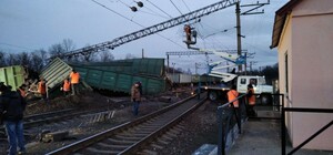 Из-за слетевших вагонов на ж/д под Днепром: поезда могут задерживаться больше, чем на час