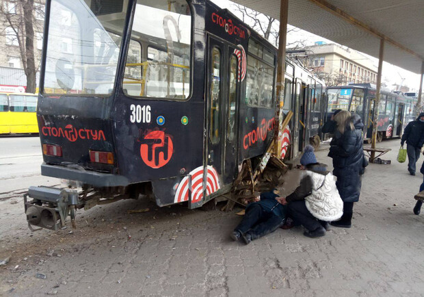 Толпа людей и крики: на Старомостовой трамвай сошел с рельсов и зацепил женщину (видео) - фото ХД
