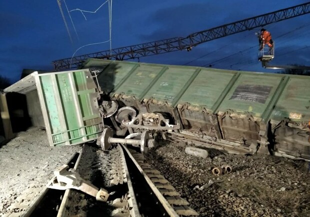 Авария на ж/д под Днепром: движение поездов полностью восстановили - фото