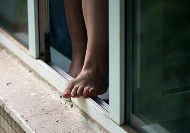 На Тополе женщина хотела "выйти" из квартиры через балкон - фото: it3.online