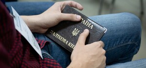 Попались на взятке: в Запорожье задержали двух преподавателей вуза