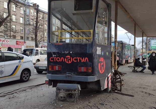 В Днепре пассажиры толкали трамваи, которые сошли с рельсов / фото: dniprorada.gov.ua