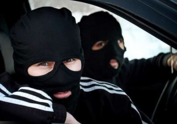 В Днепре у мужчины из машины украли почти миллион гривен - фото: news.myseldon.com