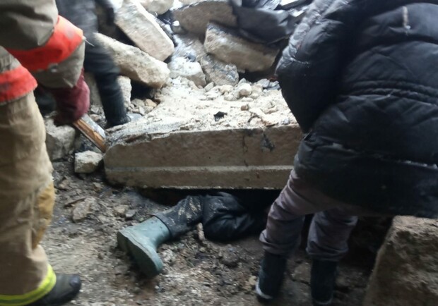 Все беды сразу: на мужчину упала бетонная плита, а машина "скорой" сломалась - фото ГСЧС