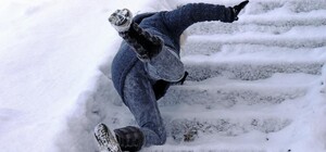 Вместо брюк – травма ноги: школьница травмировалась при выходе из ТЦ 