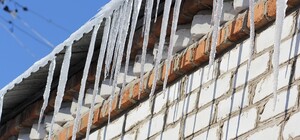 Травмы, вывих и рассечение: двое киевлян пострадали из-за упавших сосулек