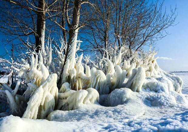 На Каховском водохранилище образовались ледяные "сталактиты" - фото: Владимир Якименко