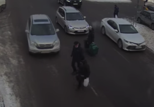 На проспекте Яворницкого машина сбила двоих людей: видео момента ДТП - фото fb Патрульна поліція Дніпропетровської області