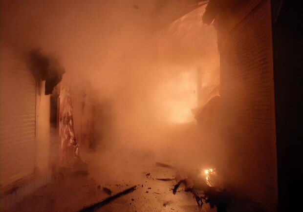 Пожар в центре Днепра: горят киоски на Троицком рынке (фото, видео) - фото ГСЧС