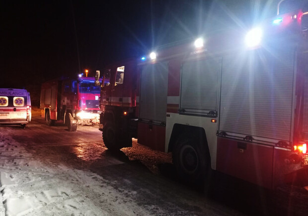 В Днепре горел заброшенный дом: погибли трое людей  - фото ГСЧС Днепропетровской области