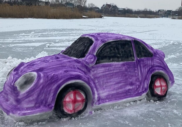 В Днепре на реке слепили Volkswagen из снега / фото: virov_v