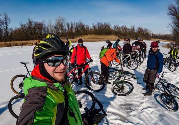 В Днепре около 20 велосипедистов катались по речке - фото: fb Руслана Власенко