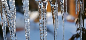 Проигнорировала опасность: в центре Киева на девушку обрушился снег со льдом