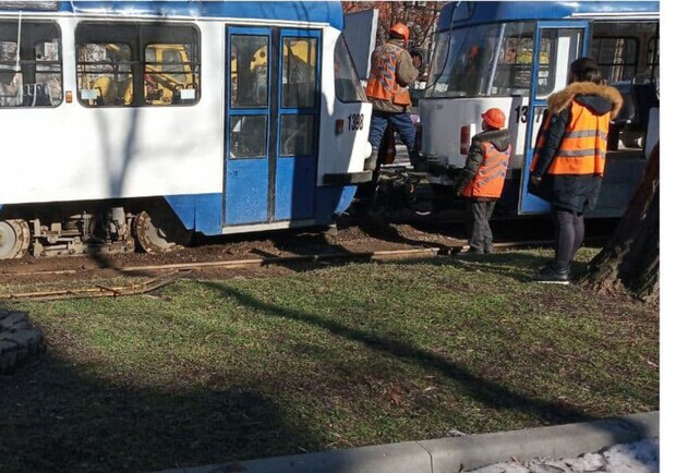 На проспекте Яворницкого трамвай сошел с рельсов: видео момента ДТП - фото "Днепр Сейчас"