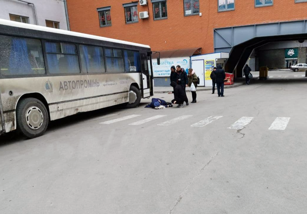 У "Нового центра" автобус сбил женщину - фото: Днепр Сейчас