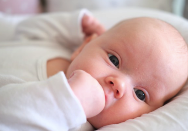 Малыш в реанимации: в Днепре папа случайно наступил на новорожденного - фото freepik.com