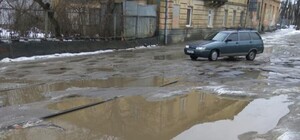 Зі снігом зійшов й асфальт: у Львові почали латати ями
