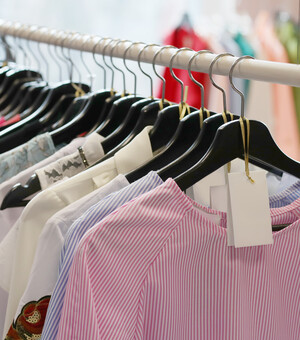 Секонд-хенды Запорожья: где недорого купить одежду и обувь