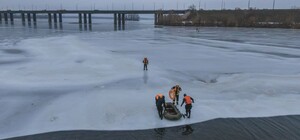 Порыбачили: возле Кайдакского моста на льдине унесло 6 мужчин