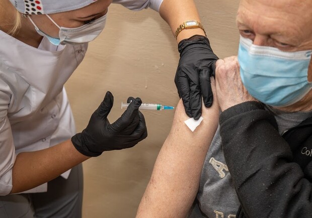 Началось: в Днепре вакцинировали первых медиков - фото: ДнепрОГА