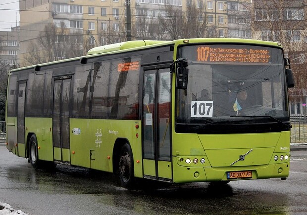 Уберут ли большие автобусы с маршрута №107 - фото: fb Михаила Тонконогого  