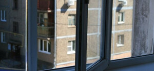 Под Одессой девушка выпала из окна пятого этажа и выжила: подробности