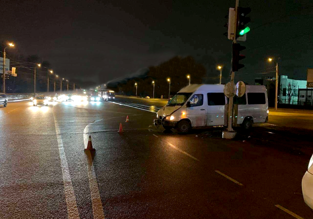 На Запорожском шоссе маршрутка врезалась в столб - фото: Днепр Оперативный