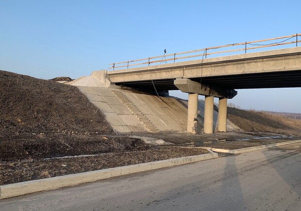 Уже можно ходить: на Южной объездной заканчивают строить путепровод (фото) - фото Служба автодорог Днепропетровской области