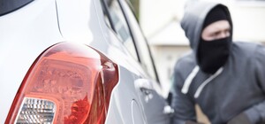 Заигрался в GTA: на Теремках мужчина угнал машину, угрожая пистолетом