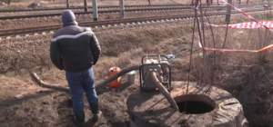 Через сутки после ремонта: в Лозовой снова прорвало трубу под железной дорогой