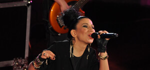 Елка на концерте в Запорожье изображала лошадку, а ее басистка - тюленя