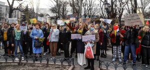 Потасовка на Приморском: парни пытались сорвать мирную женскую акцию 