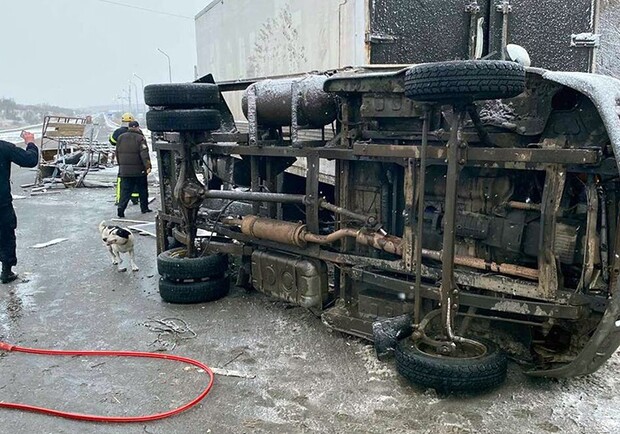 Под Днепром столкнулись грузовики Volvo FL7 и "ГАЗель" - фото: пресс-служба ГСЧС Днепропетровской области
