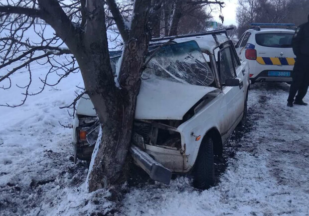 С трассы под Днепром слетели два авто: пятеро пострадавших  - фото ГСЧС Днепропетровской области