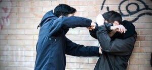 Різані рани, переломи та забої: після бійки на Любінській двоє підлітків потрапили в реанімацію